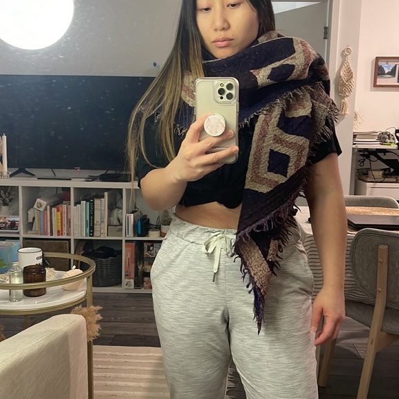Aritzia Blanket Scarf - Picture 3 of 5